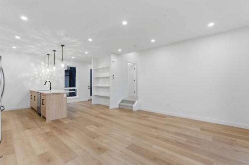 212 32 Avenue Ne, Calgary, AB - Indoor Photo Showing Other Room