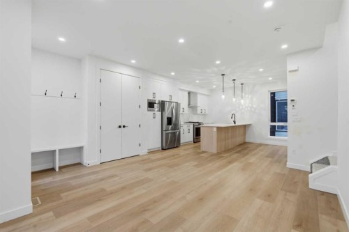 212 32 Avenue Ne, Calgary, AB - Indoor Photo Showing Kitchen With Upgraded Kitchen