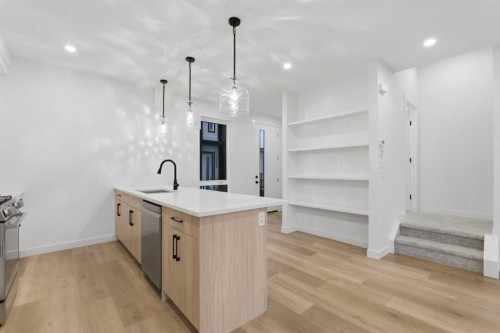 212 32 Avenue Ne, Calgary, AB - Indoor Photo Showing Kitchen