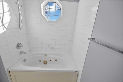 73 Hidden Spring Green Nw, Calgary, AB - Indoor Photo Showing Bathroom
