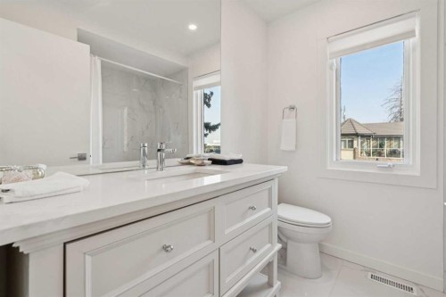 809 9 Street Ne, Calgary, AB - Indoor Photo Showing Bathroom