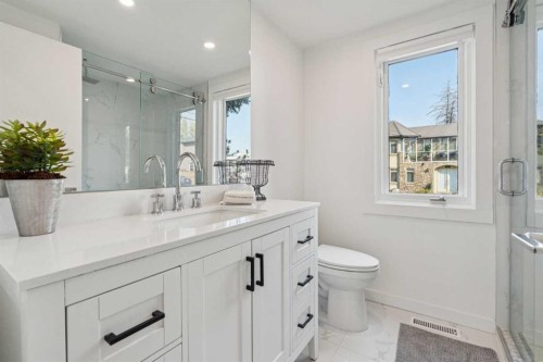 809 9 Street Ne, Calgary, AB - Indoor Photo Showing Bathroom