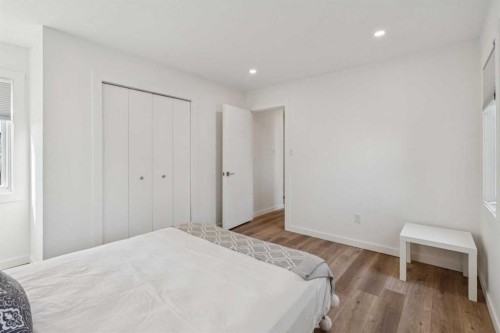 809 9 Street Ne, Calgary, AB - Indoor Photo Showing Bedroom