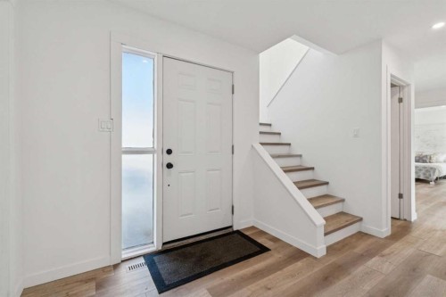 809 9 Street Ne, Calgary, AB - Indoor Photo Showing Other Room