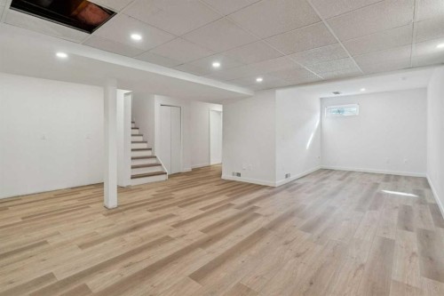 809 9 Street Ne, Calgary, AB - Indoor