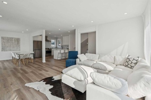 809 9 Street Ne, Calgary, AB - Indoor Photo Showing Living Room