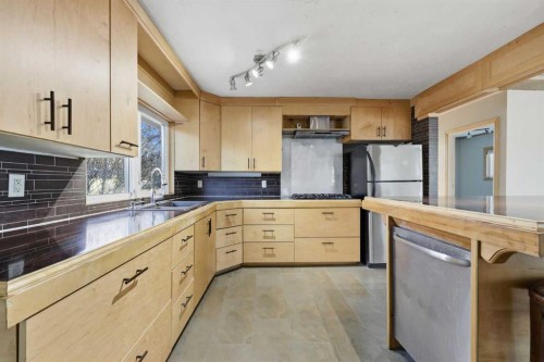2240 38 Street Se, Calgary, AB - Indoor Photo Showing Kitchen