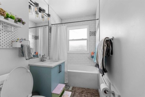 1623 Summit Street Sw, Calgary, AB - Indoor Photo Showing Bathroom