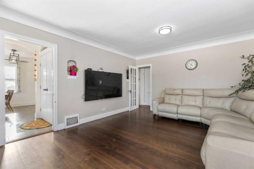 1623 Summit Street Sw, Calgary, AB - Indoor Photo Showing Living Room