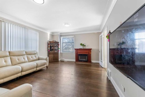 1623 Summit Street Sw, Calgary, AB - Indoor Photo Showing Living Room