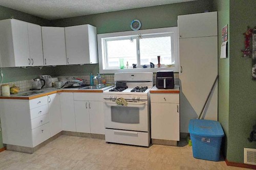 211 52 Avenue East, Claresholm, AB - Indoor Photo Showing Kitchen With Double Sink