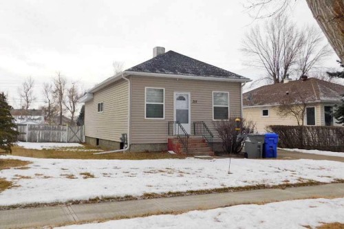 211 52 Avenue East, Claresholm, AB - Outdoor