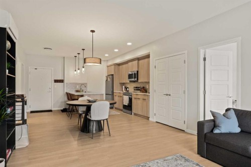 2201-33 Carringham Gate Nw, Calgary, AB - Indoor