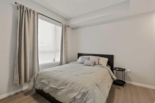 2201-33 Carringham Gate Nw, Calgary, AB - Indoor Photo Showing Bedroom