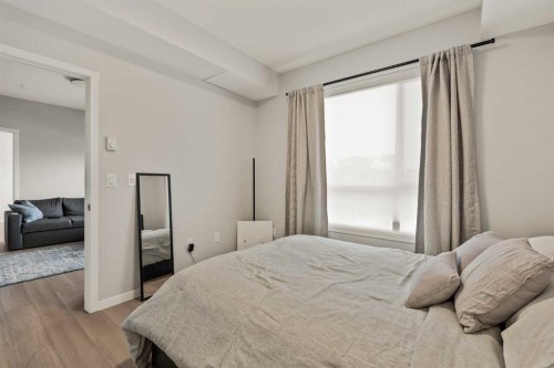 2201-33 Carringham Gate Nw, Calgary, AB - Indoor Photo Showing Bedroom