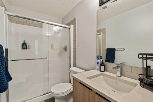 2201-33 Carringham Gate Nw, Calgary, AB - Indoor Photo Showing Bathroom