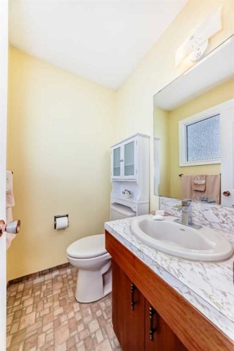 5232 44 Avenue Nw, Calgary, AB - Indoor Photo Showing Bathroom