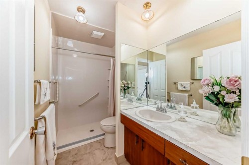 5232 44 Avenue Nw, Calgary, AB - Indoor Photo Showing Bathroom