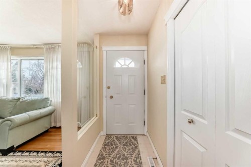 5232 44 Avenue Nw, Calgary, AB - Indoor Photo Showing Other Room