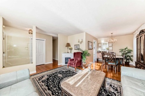 5232 44 Avenue Nw, Calgary, AB - Indoor Photo Showing Living Room