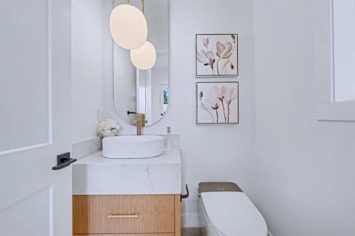 732 33A Street Nw, Calgary, AB - Indoor Photo Showing Bathroom