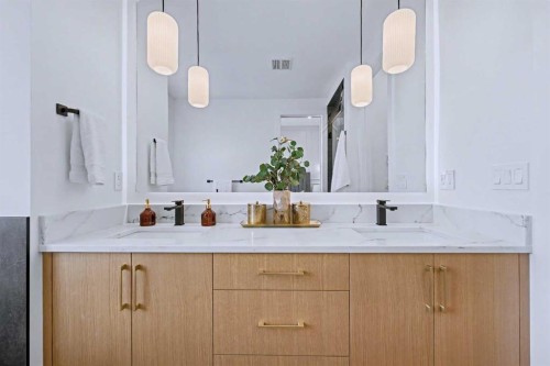 732 33A Street Nw, Calgary, AB - Indoor Photo Showing Bathroom