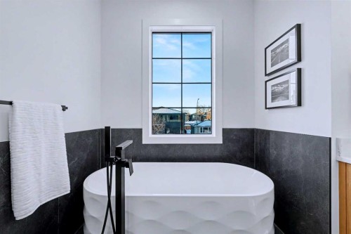 732 33A Street Nw, Calgary, AB - Indoor Photo Showing Bathroom