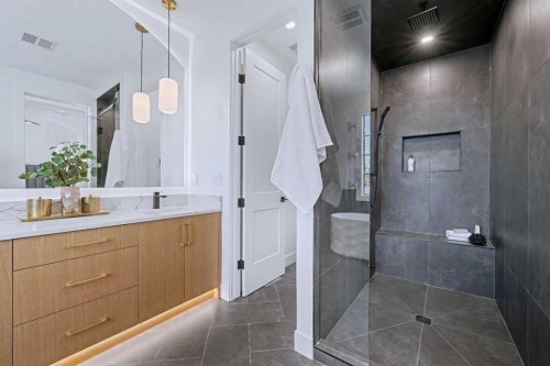 732 33A Street Nw, Calgary, AB - Indoor Photo Showing Bathroom