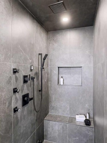 732 33A Street Nw, Calgary, AB - Indoor Photo Showing Bathroom