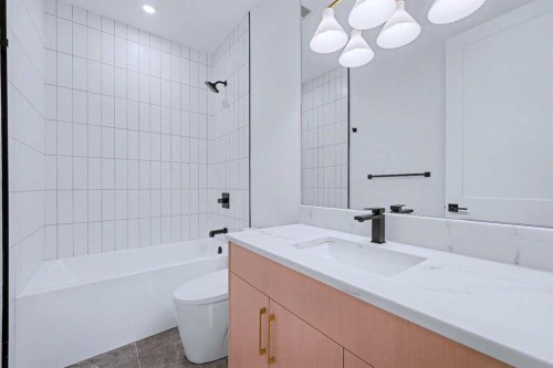732 33A Street Nw, Calgary, AB - Indoor Photo Showing Bathroom