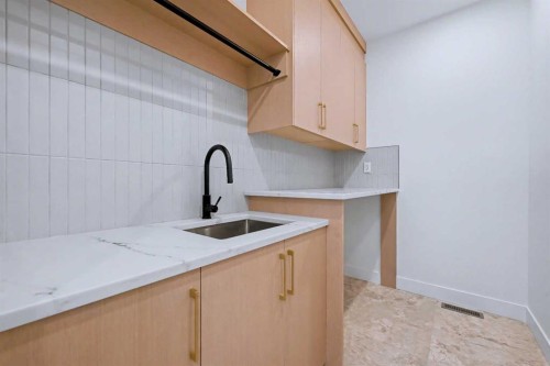 732 33A Street Nw, Calgary, AB - Indoor Photo Showing Kitchen