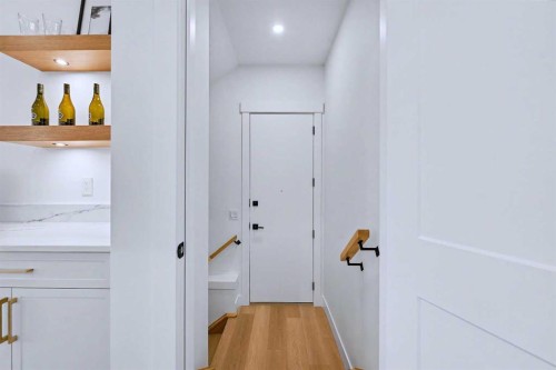 732 33A Street Nw, Calgary, AB - Indoor Photo Showing Other Room