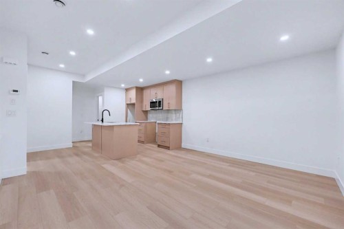 732 33A Street Nw, Calgary, AB - Indoor Photo Showing Kitchen