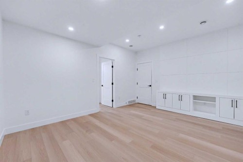 732 33A Street Nw, Calgary, AB - Indoor Photo Showing Other Room