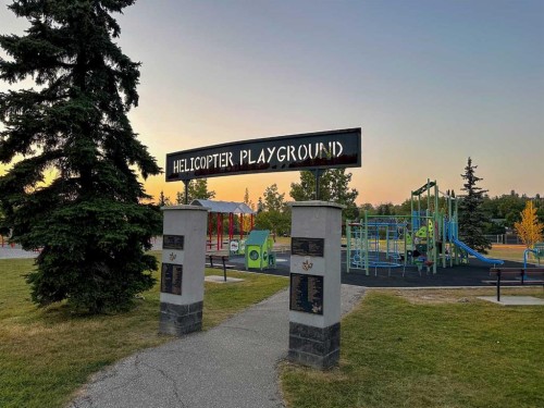 732 33A Street Nw, Calgary, AB - Outdoor With View