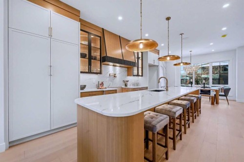 732 33A Street Nw, Calgary, AB - Indoor Photo Showing Kitchen With Upgraded Kitchen