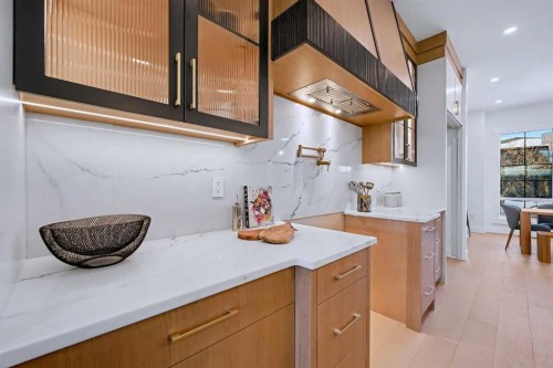 732 33A Street Nw, Calgary, AB - Indoor Photo Showing Kitchen