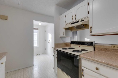 702-9803 24 Street Sw, Calgary, AB - Indoor Photo Showing Kitchen