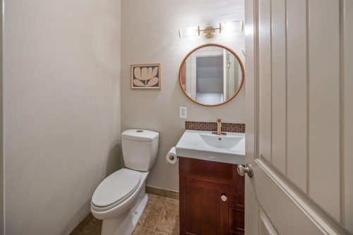 820 19 Avenue Nw, Calgary, AB - Indoor Photo Showing Bathroom