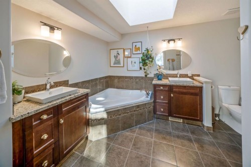 820 19 Avenue Nw, Calgary, AB - Indoor Photo Showing Bathroom