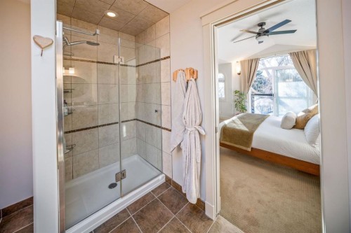 820 19 Avenue Nw, Calgary, AB - Indoor Photo Showing Bathroom