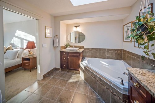820 19 Avenue Nw, Calgary, AB - Indoor Photo Showing Bathroom