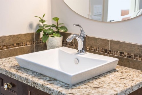820 19 Avenue Nw, Calgary, AB - Indoor Photo Showing Bathroom