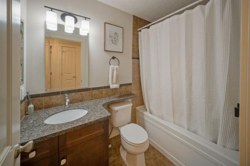 820 19 Avenue Nw, Calgary, AB - Indoor Photo Showing Bathroom