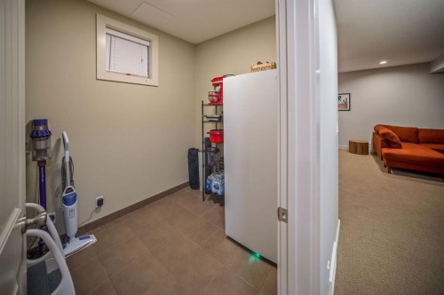 820 19 Avenue Nw, Calgary, AB - Indoor Photo Showing Other Room
