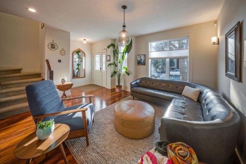 820 19 Avenue Nw, Calgary, AB - Indoor Photo Showing Living Room