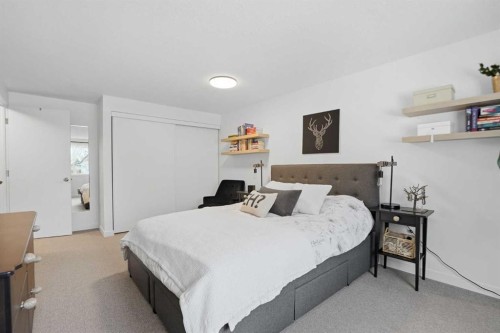 86-630 Sabrina Road Sw, Calgary, AB - Indoor Photo Showing Bedroom