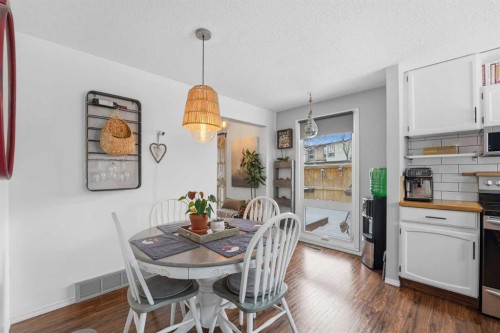 86-630 Sabrina Road Sw, Calgary, AB - Indoor Photo Showing Dining Room