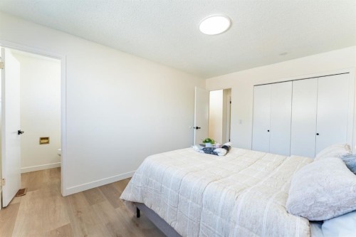 344 Templeview Drive Ne, Calgary, AB - Indoor Photo Showing Bedroom