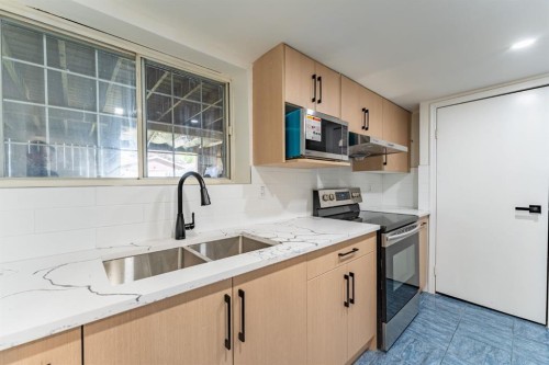 344 Templeview Drive Ne, Calgary, AB - Indoor Photo Showing Kitchen With Double Sink